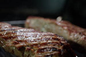 Steak grillen auf Gasgrill beim Camping