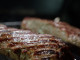 Steak grillen auf Gasgrill beim Camping